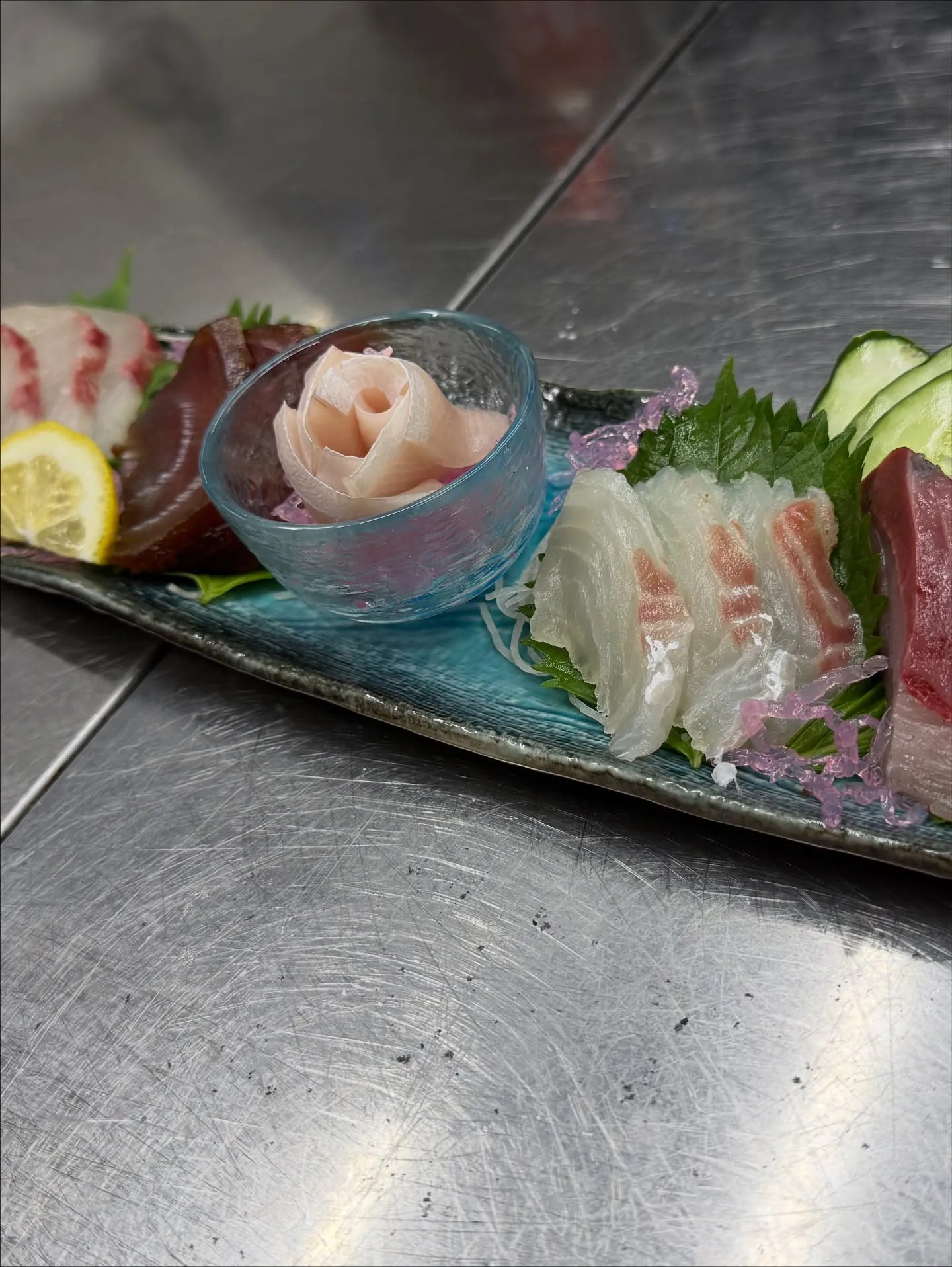 こちらの刺身盛り合わせは、萩の新鮮な魚をふんだんに使用してお...