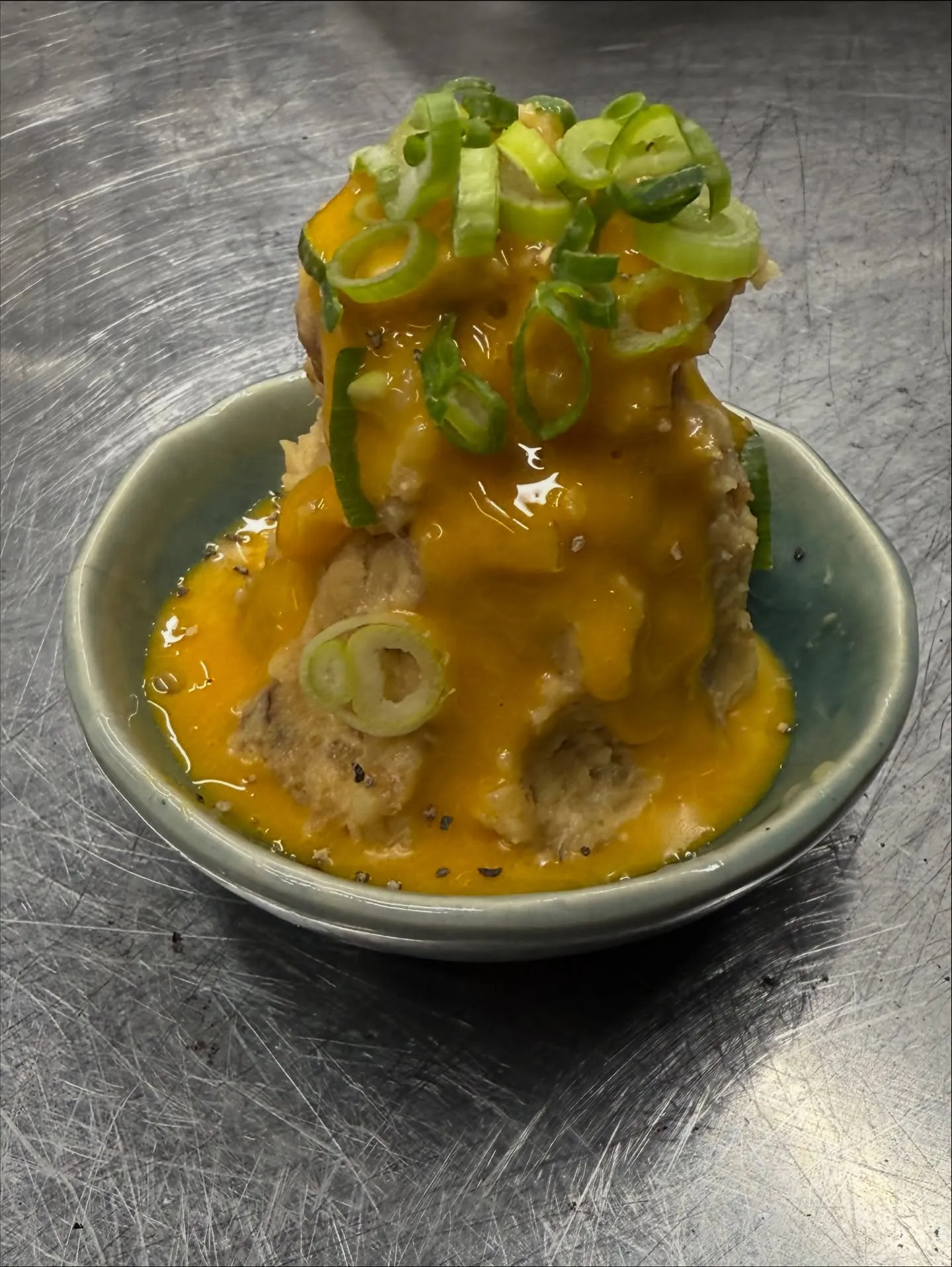 本日は、萩本店の牛すじポテトサラダをご紹介します。